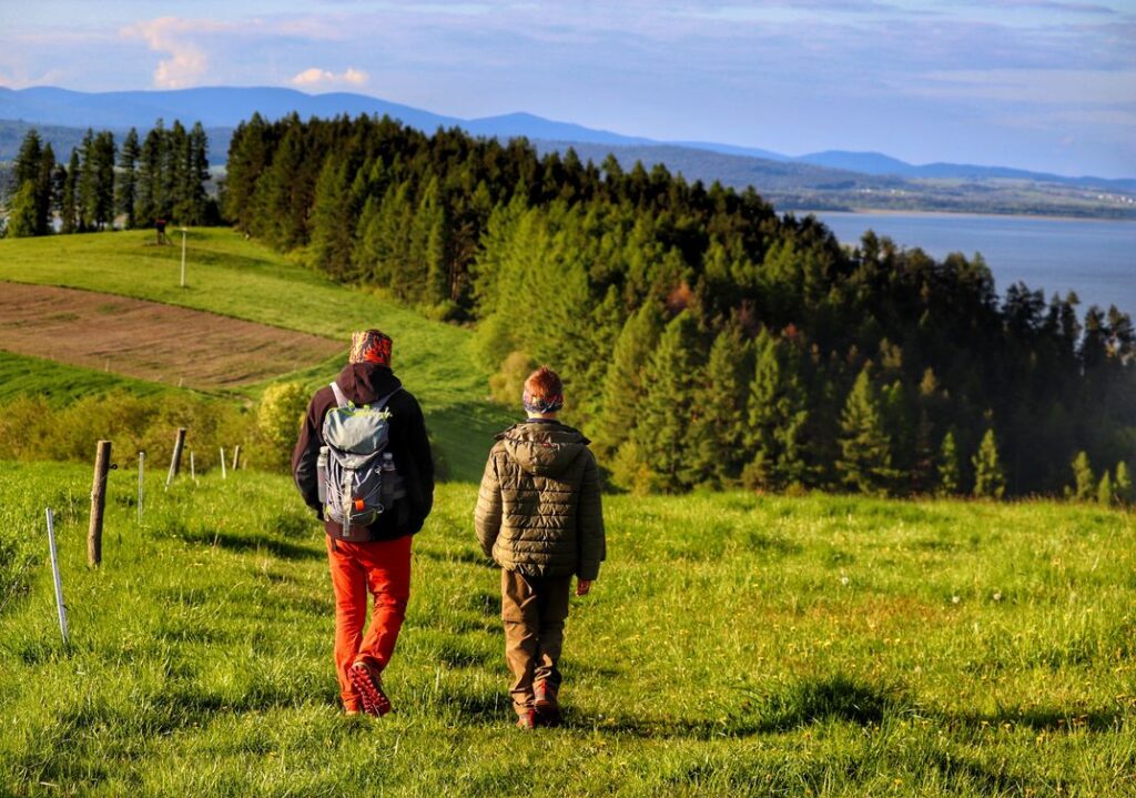 Turysta z dzieckiem, polana, widok na Jezioro Orawskie - czerwony szlak