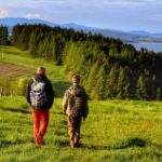 Turysta z dzieckiem, polana, widok na Jezioro Orawskie - czerwony szlak