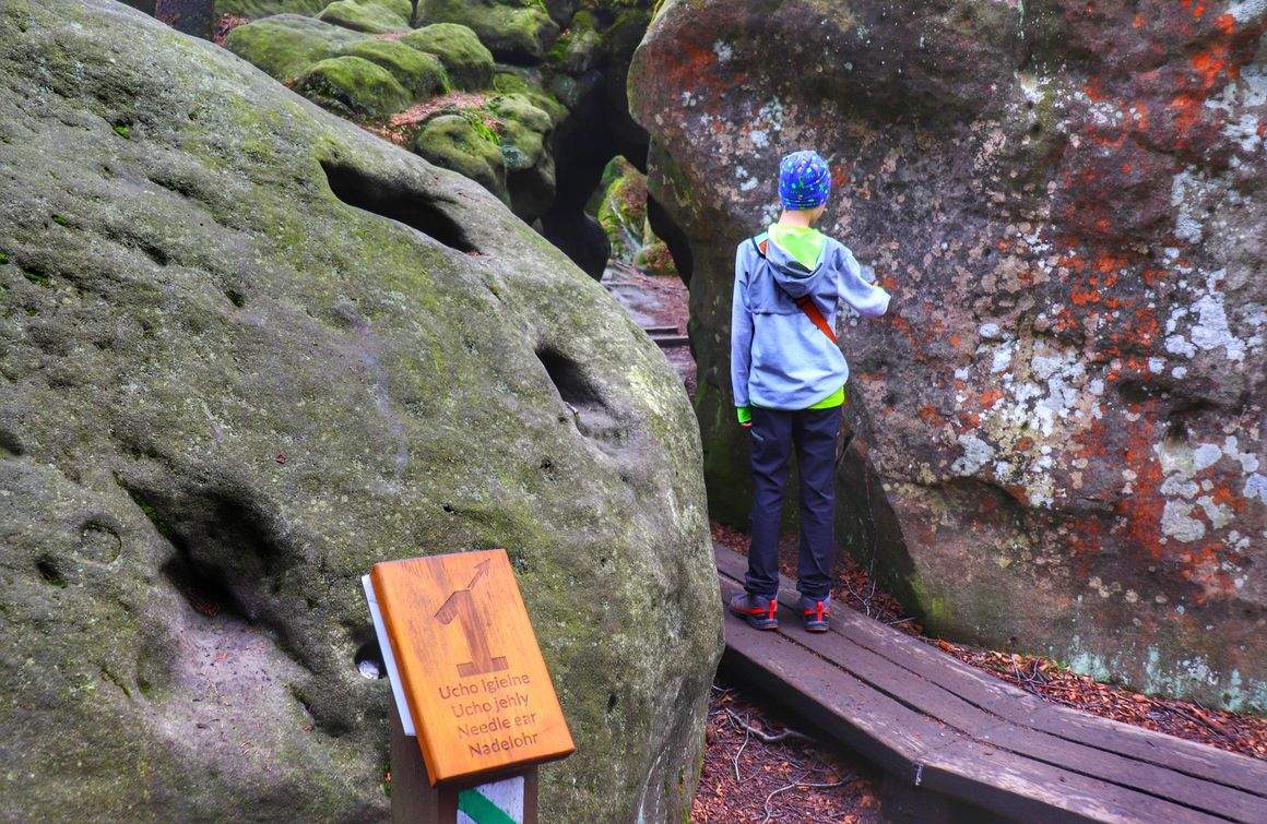 Ucho Igielne, skała w Parku Narodowym Gór Stołowych, dziecko