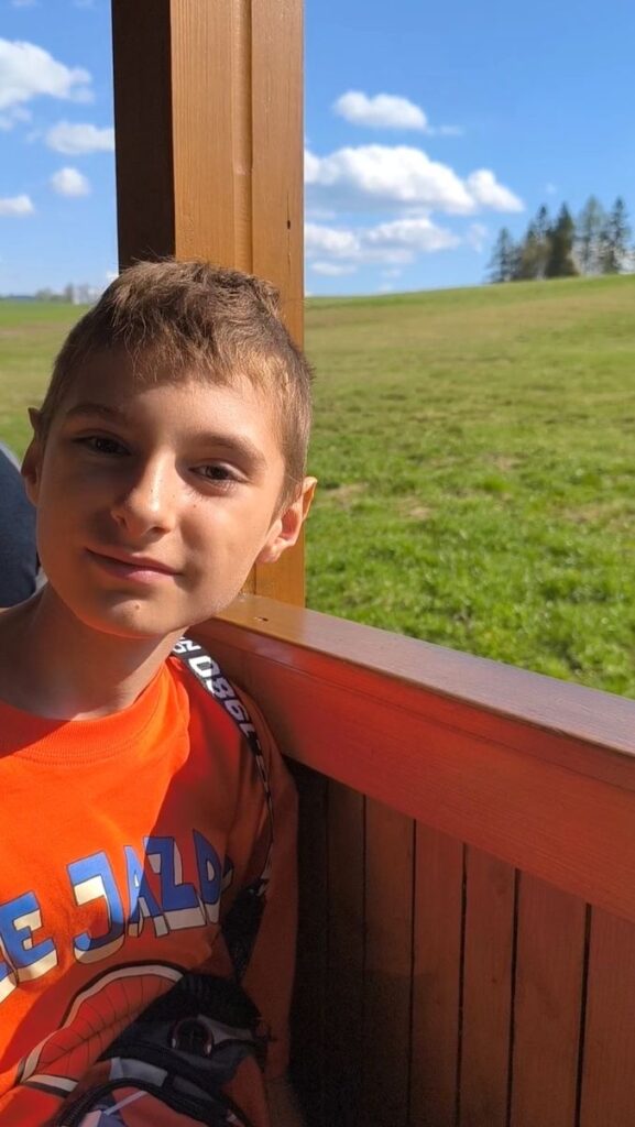 Uśmiechnięte dziecko w wagonie - wąskotorowa kolej na Słowacji w Orawskiej Leśnej