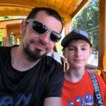 Uśmiechnięte dziecko z tatą, Kolej Leśna w Orawskiej Leśnej