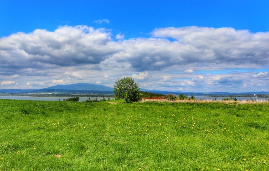 Widok na Jezioro Orawskie, Beskid Żywiecki - Babią Górę z czerwonego szlaku na Magurkę, Słowacja