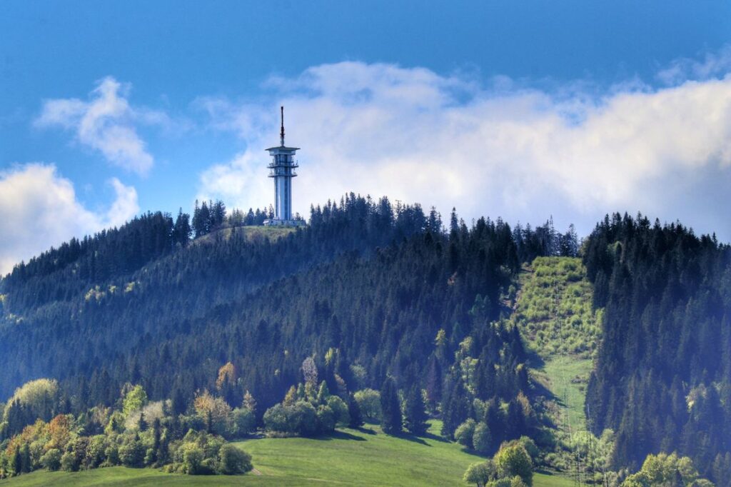 Widok na Magurkę z czerwonego szlaku, Słowacja