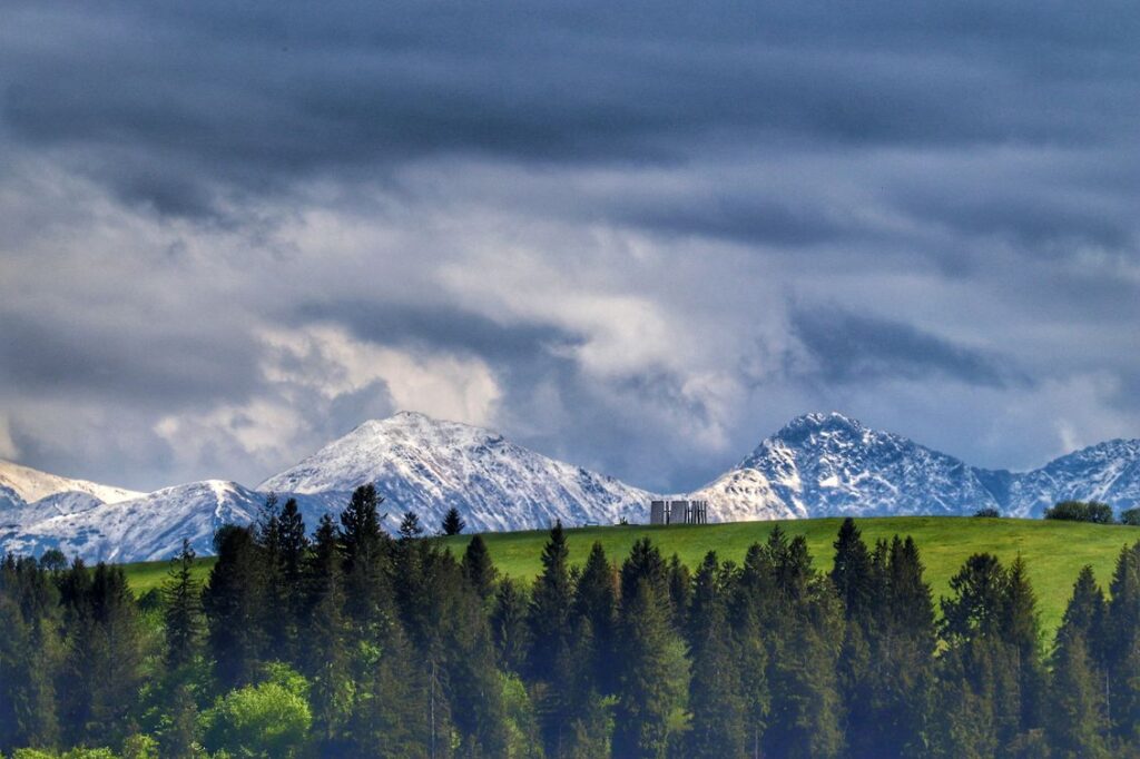 Widok na Tatry, czerwony szlak na Magurkę na Słowacji