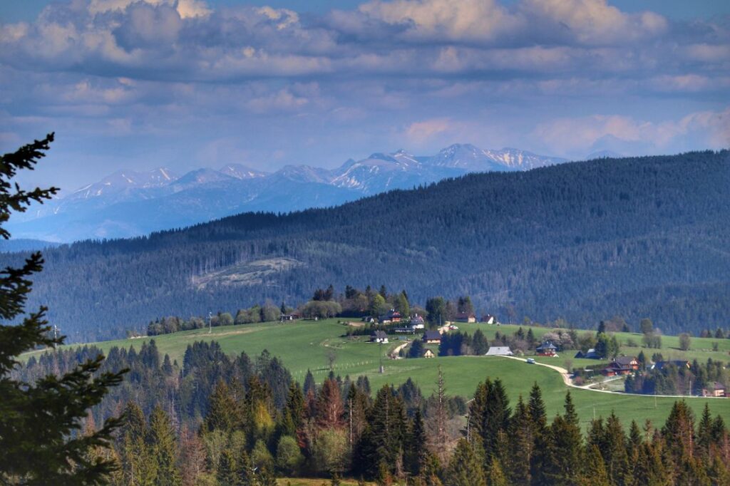 Widok na Tatry z wieży widokowej - Przełęcz Beskyd na Słowacji