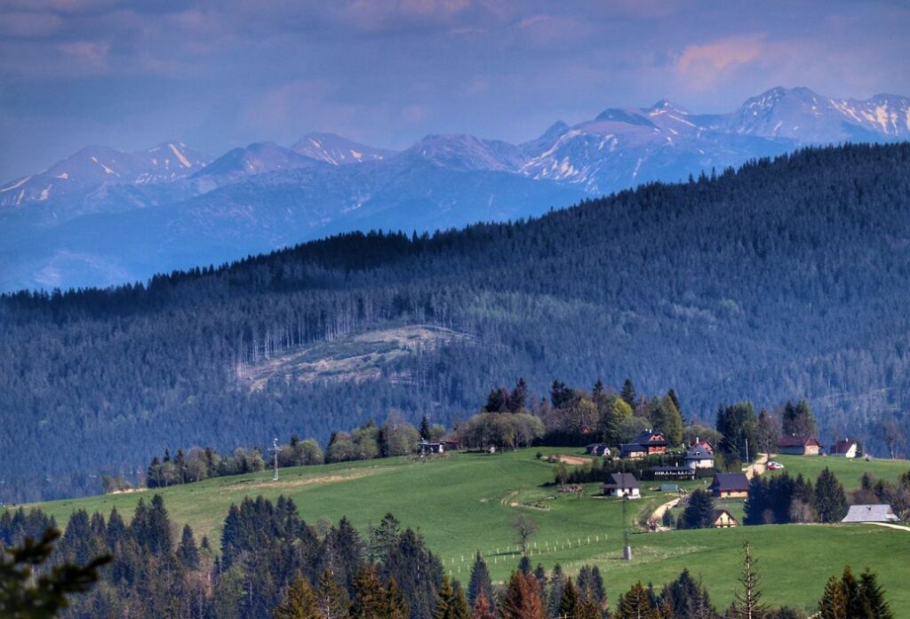 Widok na Tatry z wieży widokowej - Przełęcz Beskyd na Słowacji