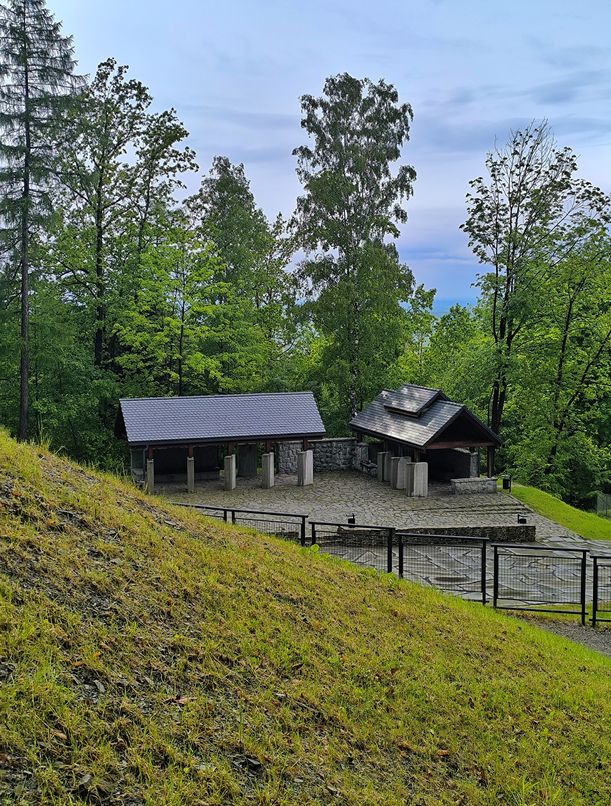 Widok na wiatę turystyczną - Amfiteatr, Lipnik