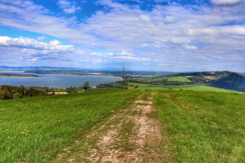 Widok rozciągający się z czerwonego szlaku na Magurkę na Słowacji, widok na polanę, Jezioro Orawskie