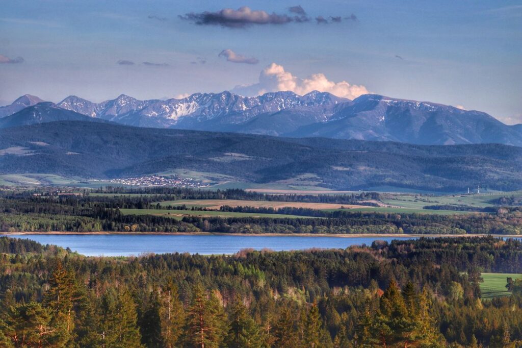 Widok z wieży widokowej na Tatry, Jezioro Orawskie - Lipnica Wielka - Marysina Polana