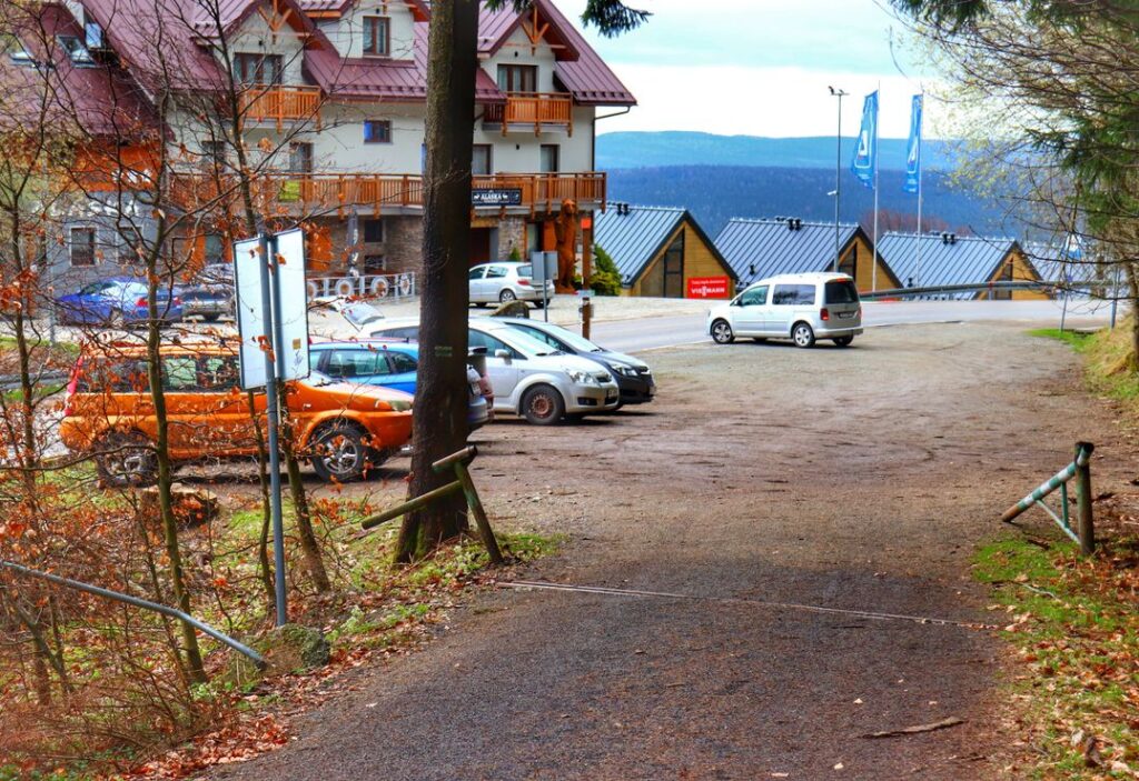 Widok z zielonego szlaku na Orlicę na parking przy Kamieniu ku czci Heinricha Rübartscha