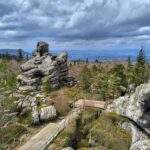 Widok ze Szczelińca Wielkiego w Górach Stołowych, ścieżka, formacje skalne