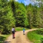 Wiosenne popołudnie w Lipnicy Wielkiej, rowerzyści - dziecko z tatą na rowerze, las