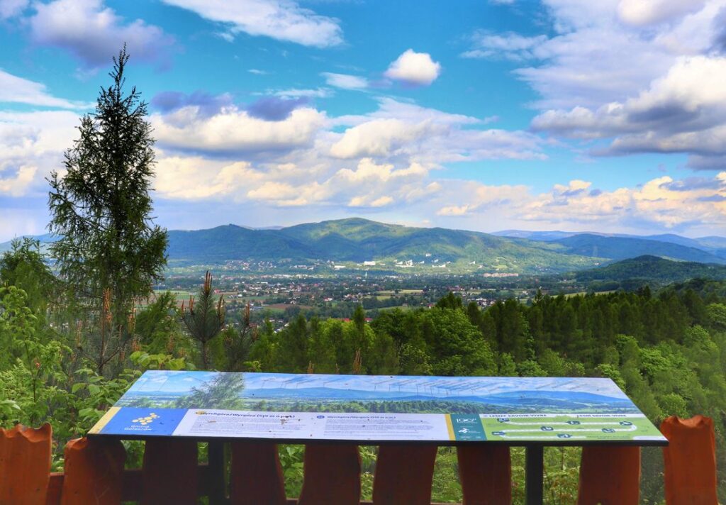Goleszów - Wyrchgóra, punkt widokowy, tablica z opisaną panoramą, widok na Beskidy