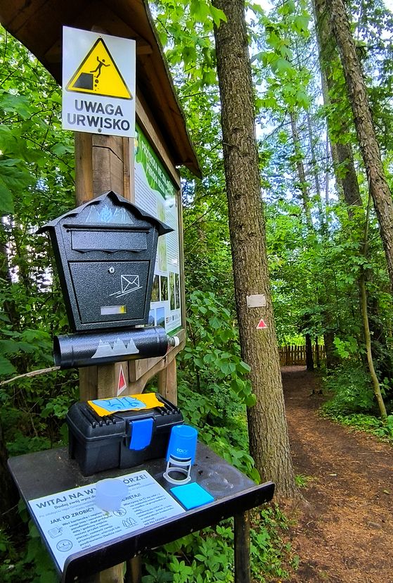 Wyrchgóra w Goleszowie - szczyt, pieczątka, skrzynka pocztowa, tabliczka z napisem - UWAGA URWISKO