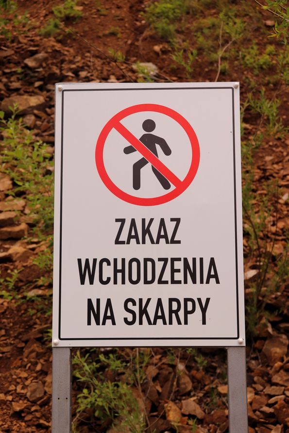 Zakaz wchodzenia na skarpy, tabliczka w Parku Gródek w Jaworznie