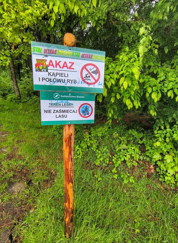 Znak - Zakaz kąpieli i połowu ryb - Nadleśnictwo Bielsko, stawy w Lipniku