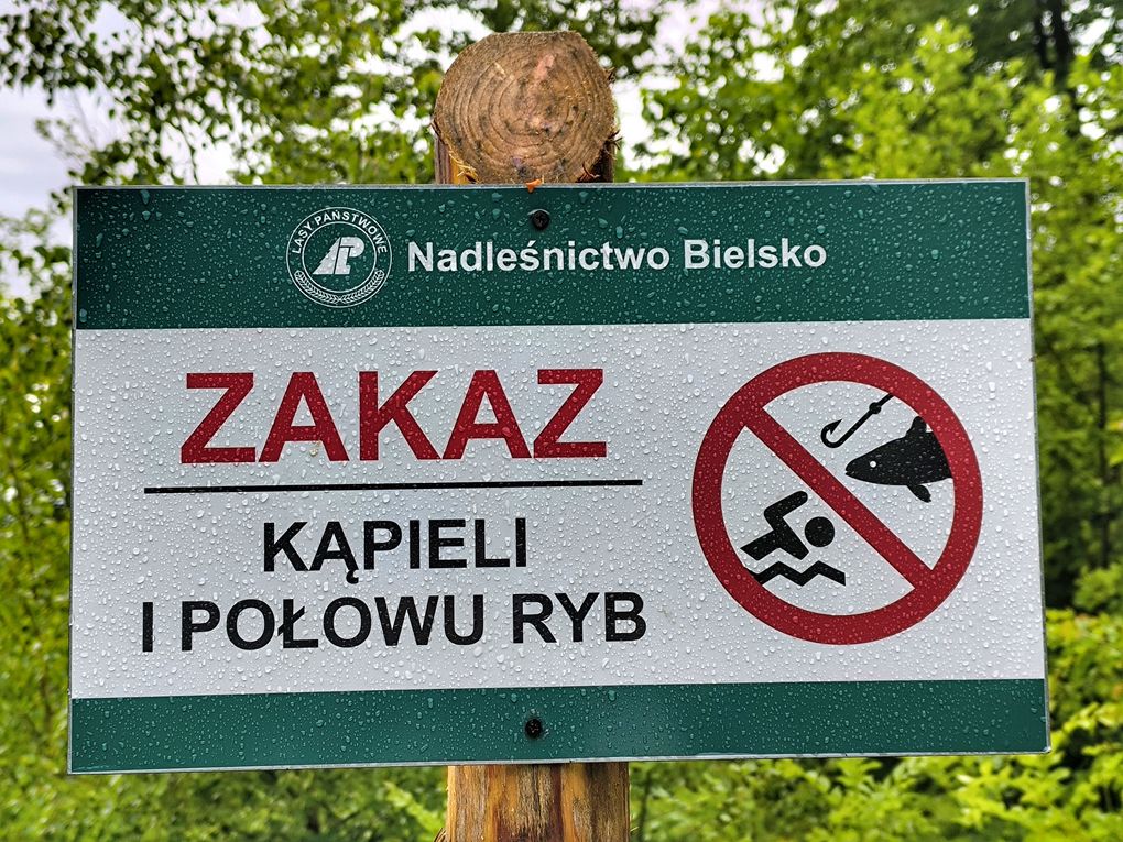 Znak - Zakaz kąpieli i połowu ryb - Nadleśnictwo Bielsko, stawy w Lipniku