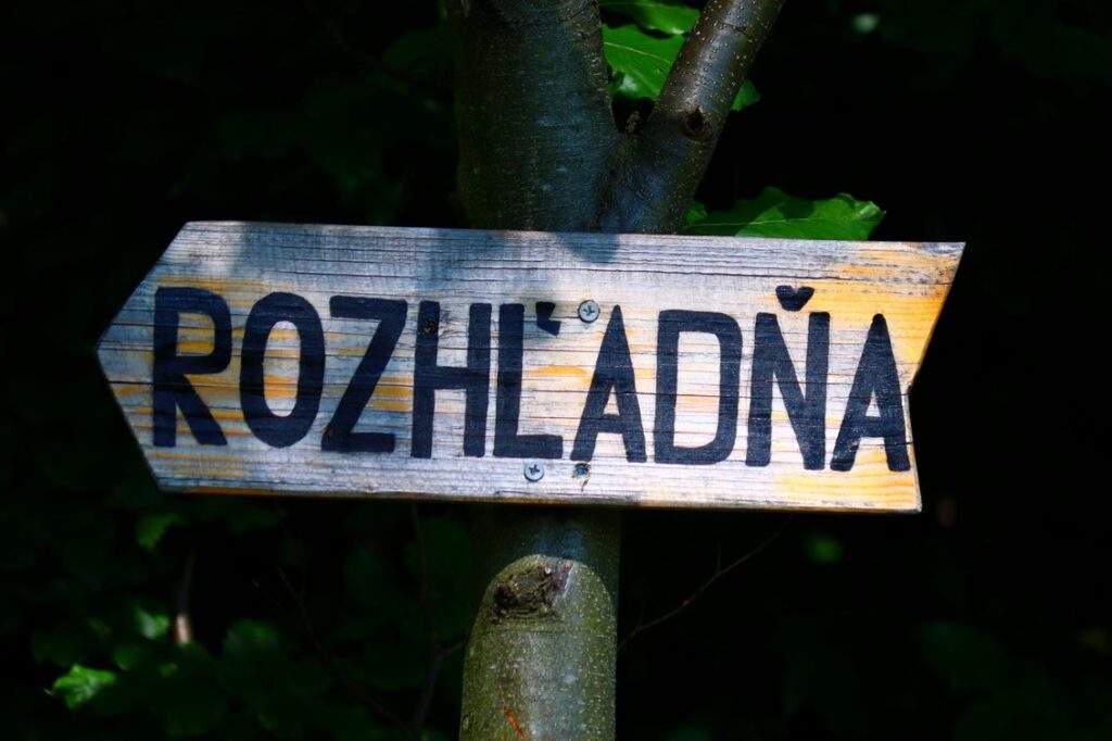 Drewniany znak z napisem Rozhľadňa