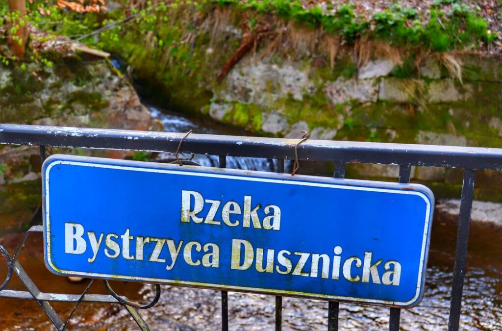 Niebieska tabliczka, most, rzeka Bystrzyca Dusznicka Duszniki-Zdrój