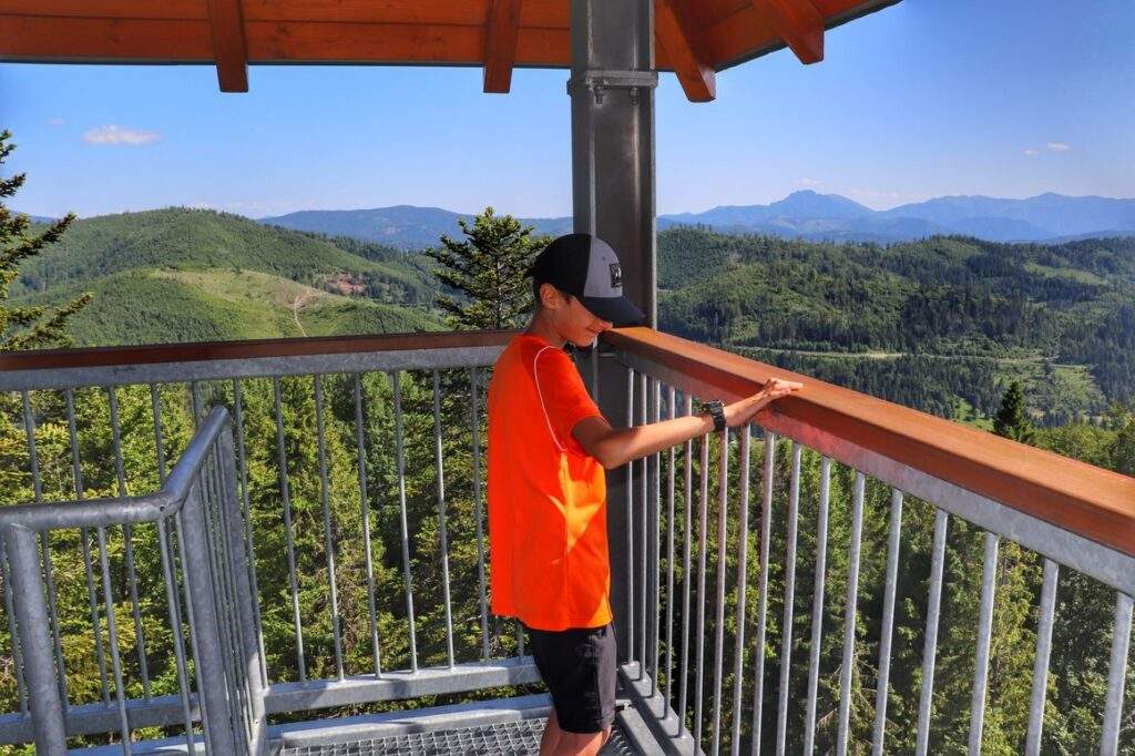 Nová Bystrica, dziecko na wieży widokowej, w tle Fatra