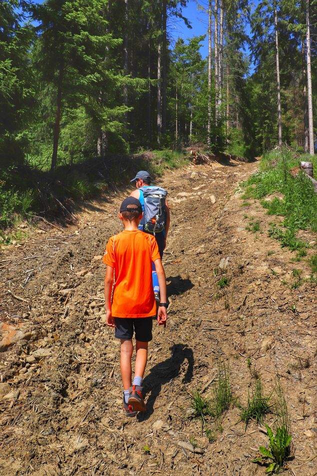 Nová Bystrica, dziecko z tatą, strome podejście przez las