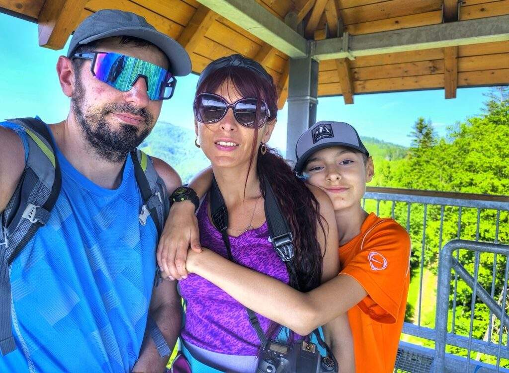 Nová Bystrica, szczęśliwa rodzina na wieży widokowej