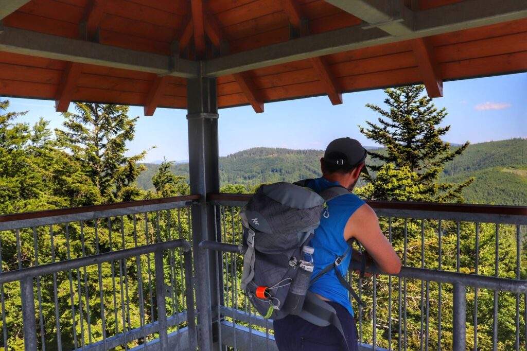 Nová Bystrica, turysta na wieży widokowej