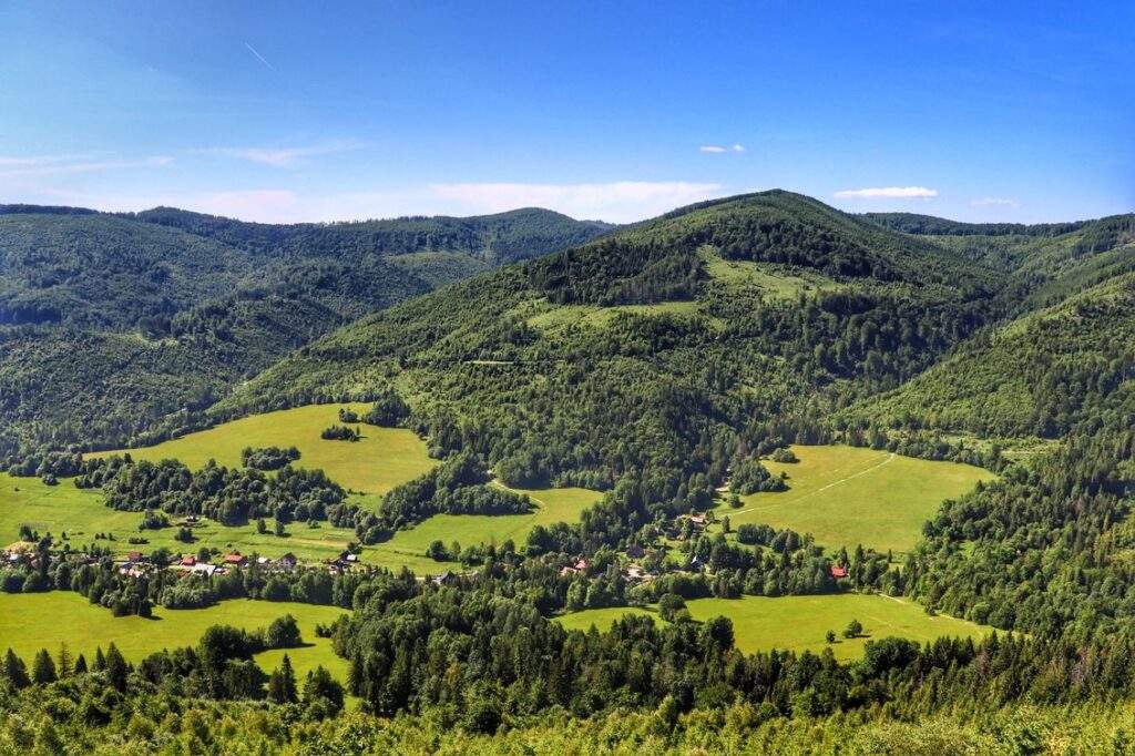 Nová Bystrica, widok rociągający się z wieży widokowej, słoneczny dzień