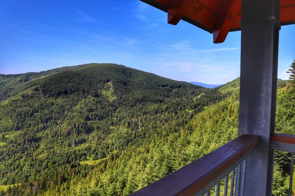 Nová Bystrica, widok z wieży widokowej na Wielką Raczę w Beskidzie Żywieckim