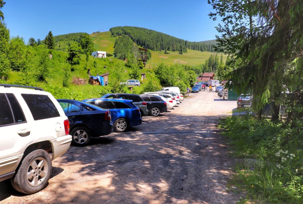 Oravice parking, samochody, szeroka i utwardzana droga