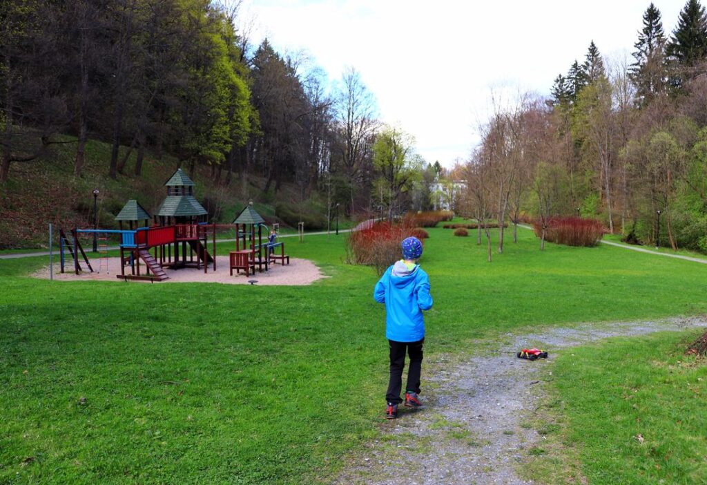 Park Rekreacyjno-Wypoczynkowym Czarny Staw - plac zabaw, dziecko