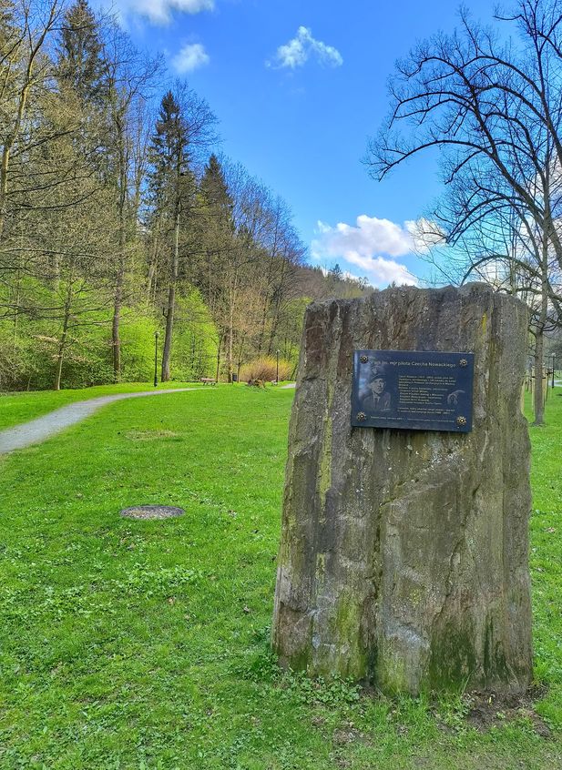 Park Rekreacyjno-Wypoczynkowym Czarny Staw - tablica pamiątkowa - mjr. pilota Czecha Nowackiego