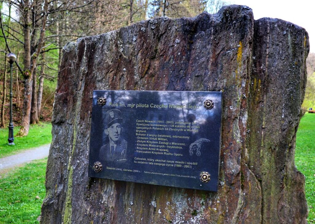 Park Rekreacyjno-Wypoczynkowym Czarny Staw - tablica pamiątkowa - mjr. pilota Czecha Nowackiego