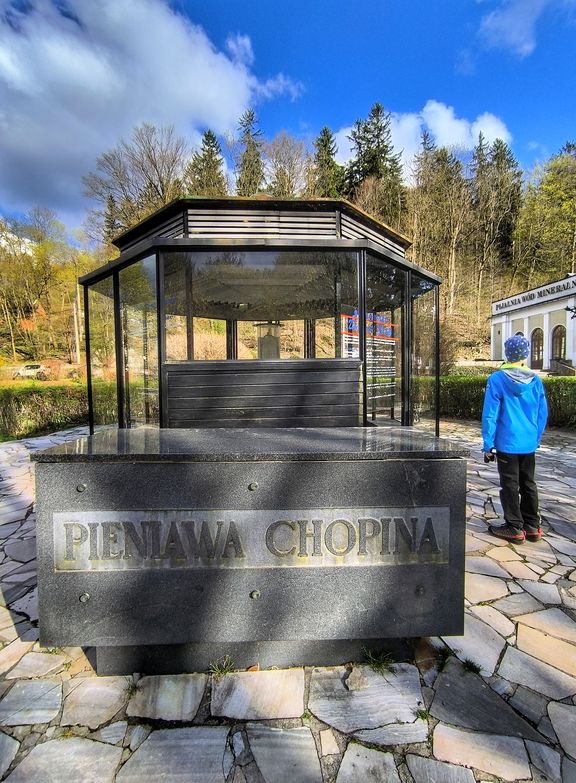 Pieniawa Chopina - Pijalnia Wód Mineralnych, Duszniki Zdrój, dziecko, niebieskie niebo, białe chmury