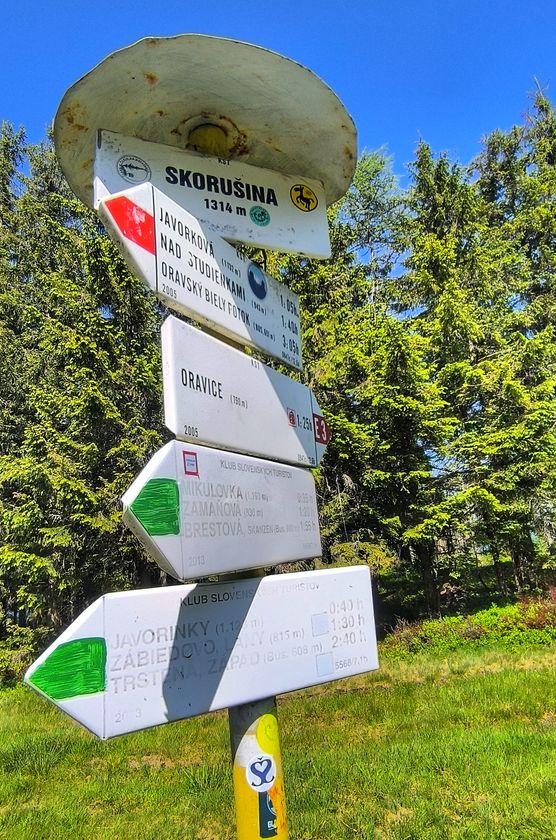 Skoruszyna - Skorušina - słup z drogowskazami i tabliczką oznaczającą szczyt