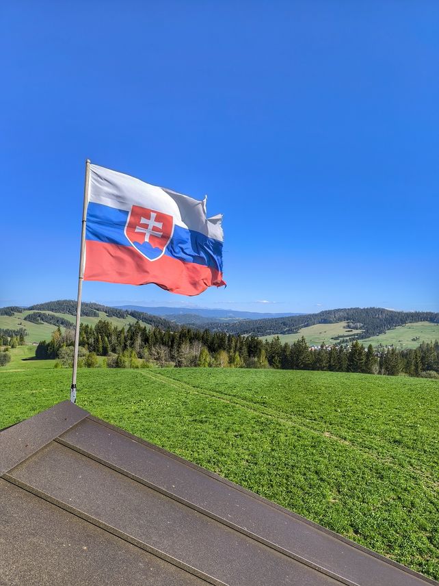 Słowacja - flaga, widok z wieży widokowej, Zakamenne