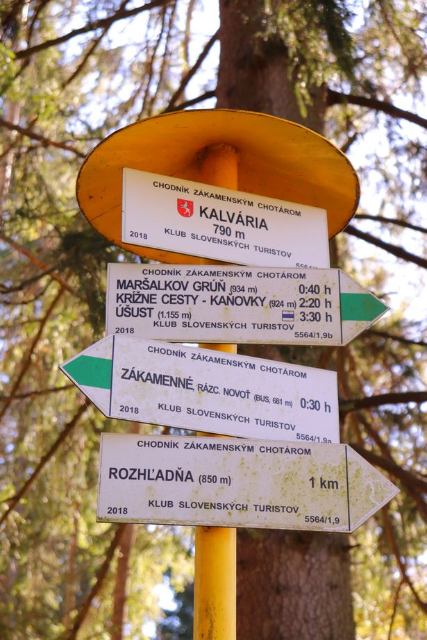 Słowacja, słup z drogowskazami, biała tabliczka - Kalvária 790 m