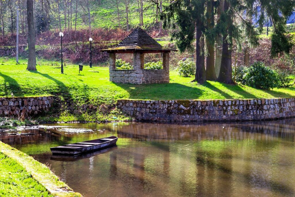Widok na Czarny Staw, wiatę turystyczną przy stawie, park w Dusznikach-Zdroju