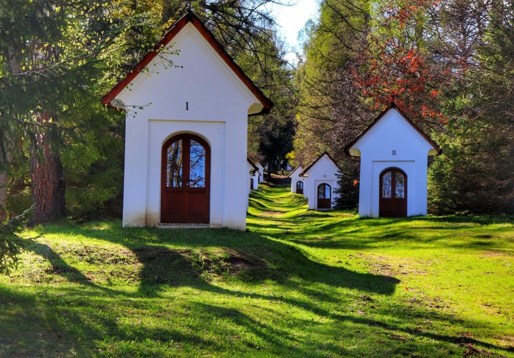 Zákamenné, Kalwaria, kapliczki, las