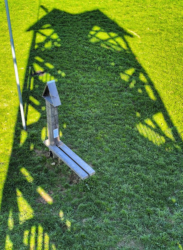 Zakamenne beskidzka ławeczka, cień wieży widokowej