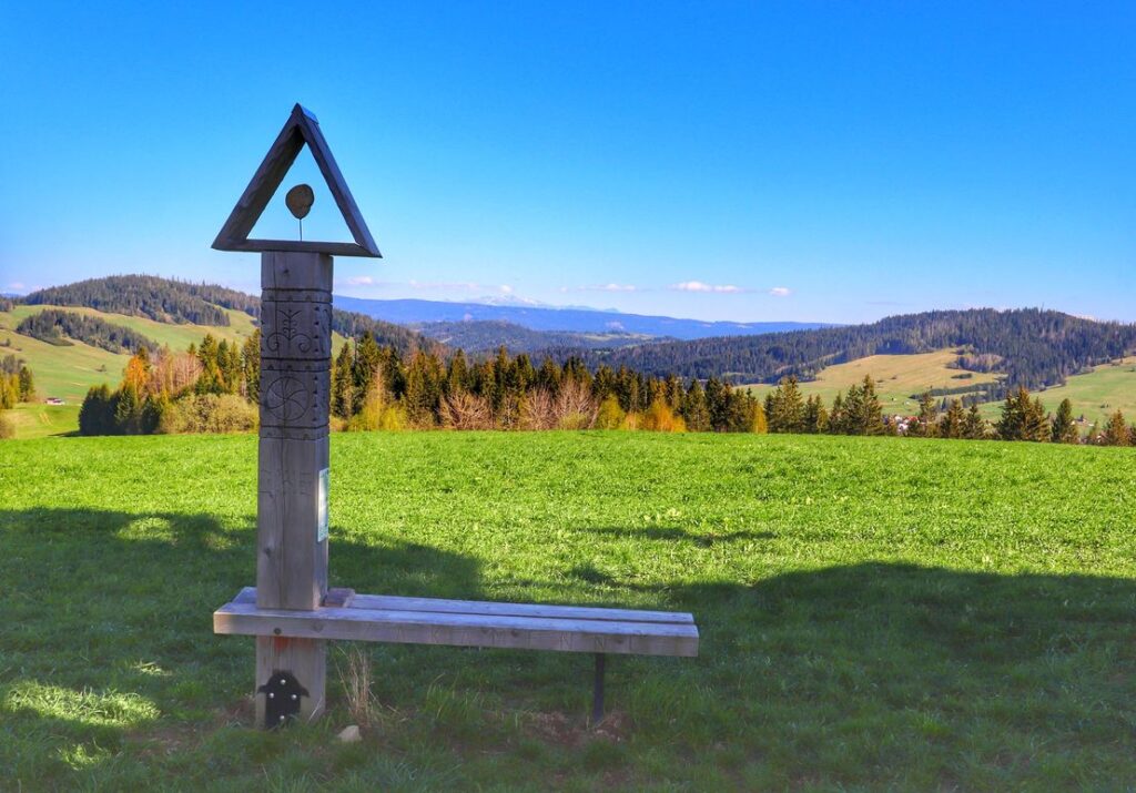 Zakamenne beskidzka ławeczka, krajobraz górski