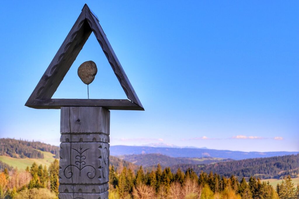 Zakamenne beskidzka ławeczka, w tle Fatra