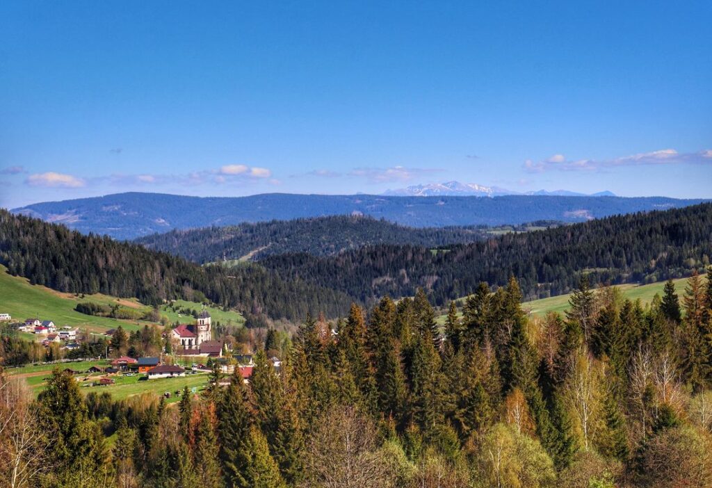 Zákamenné, widok z okolic wieży widokowej, Fatra, wieś