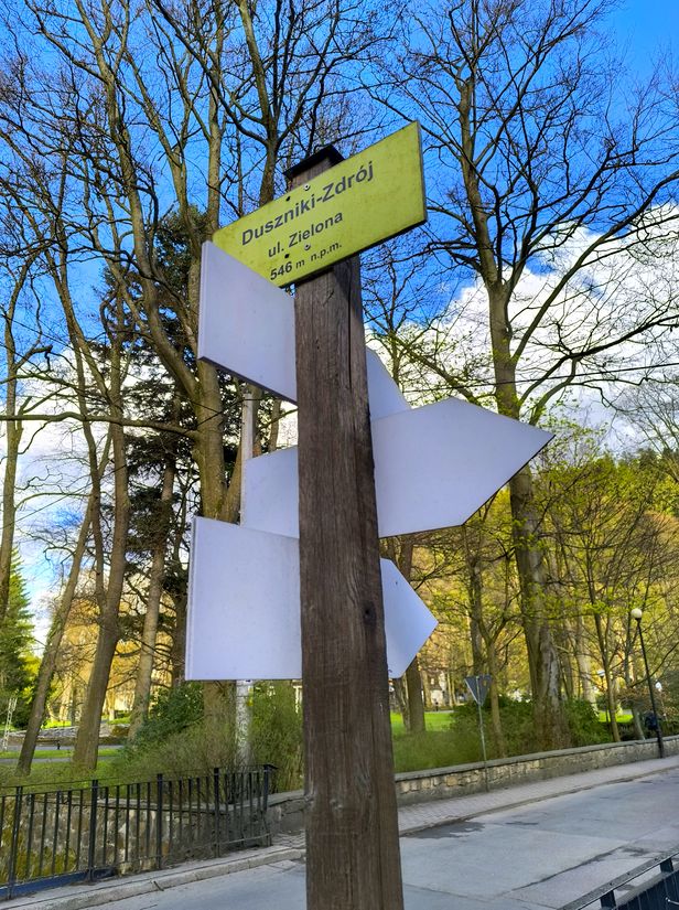 Żółta tablica - Duszniki-Zdrój, ulica Zielona, 546 m n.p.m.