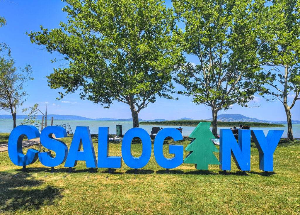 Balaton darmowa plaża w Balatonfenyves - napis Csalogány