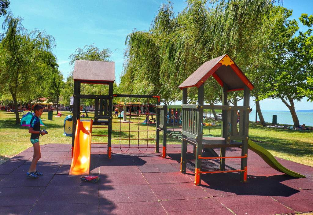 Balatonfenyves - plac zabaw przy darmowej plaży