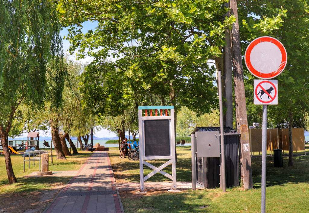 Balatonfenyves - wejście na darmową plażę, zakaz psów