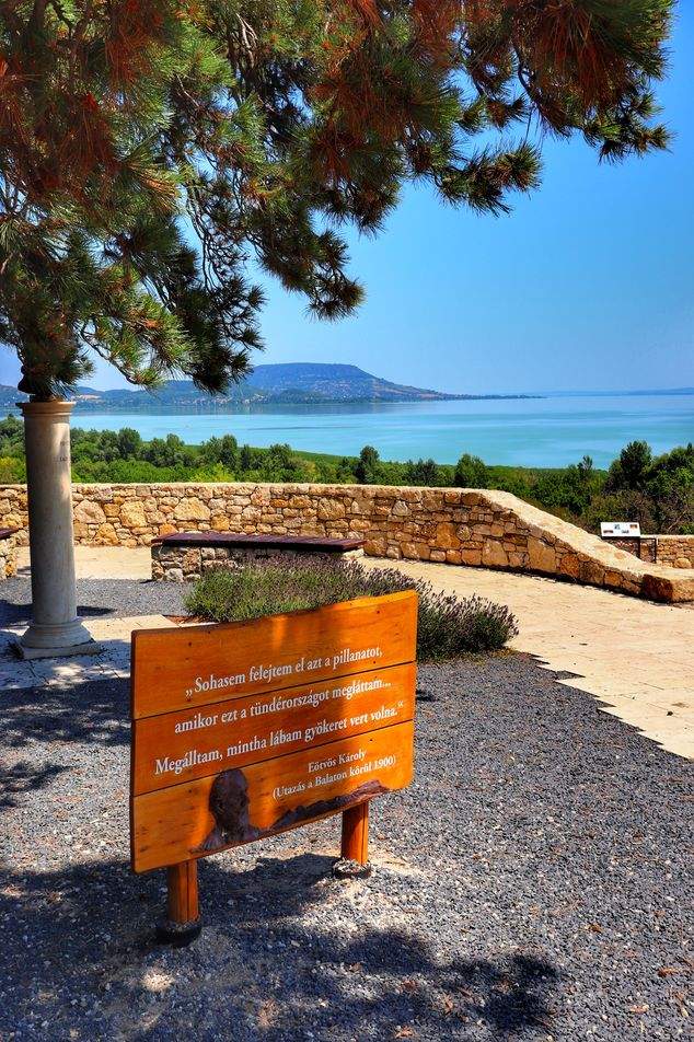 Balatongyörök punkt widokowy Szépkilátó, drewniana tablica z cytatem Eötvös Károly