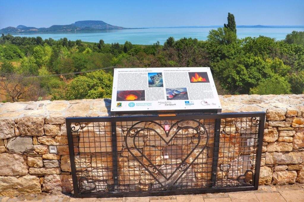 Balatongyörök punkt widokowy Szépkilátó, tablica informacyjna, metalowa kratka z sercem