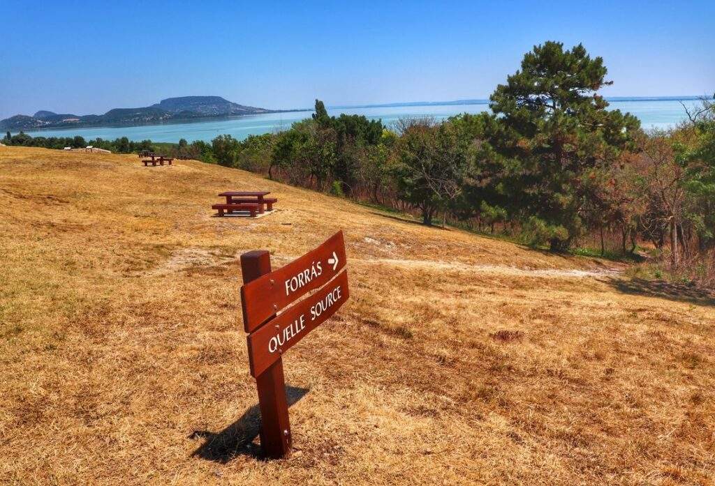 Balatongyörök punkt widokowy Szépkilátó, tablica wskazujące kierunek drogi do źródełka